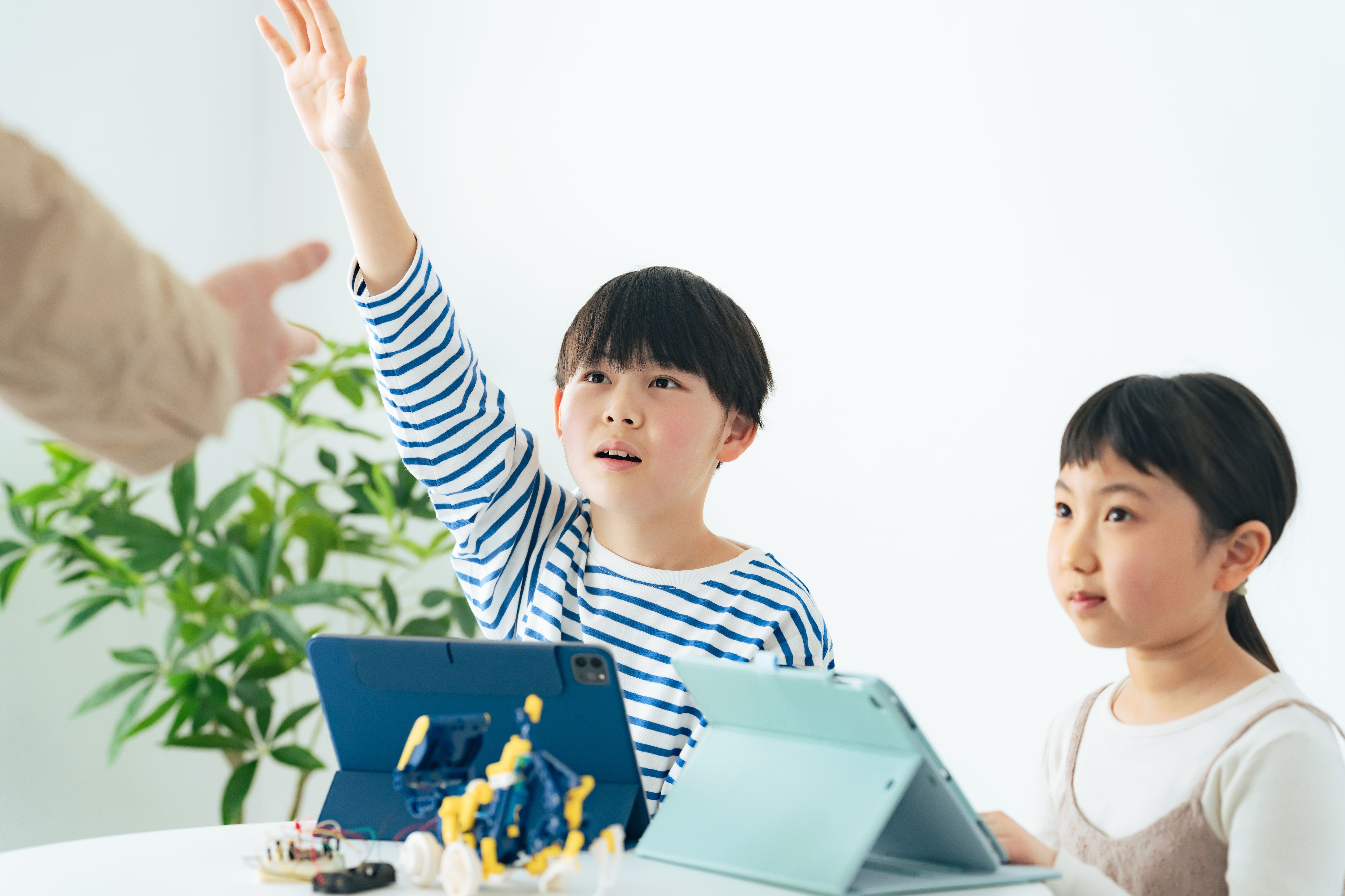 楽しくプログラミングを学ぶ子どもたち